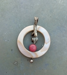 Melounový turmalín v perleťovém kolečku  