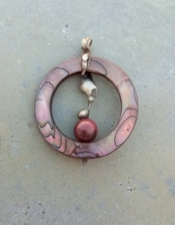 Melounový turmalín v perleťovém kolečku  