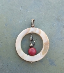 Melounový turmalín v perleťovém kolečku 